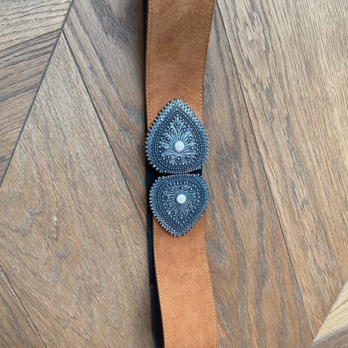 Brunt bälte med dekorativt spänne från Sezane  - 1