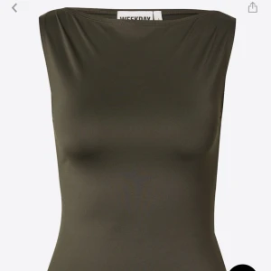 SÖKER TOPP - söker en sån här olivgrön boat neck topp behöver inte vara exakt de märkena som på bilderna men en liknande hör av er om ni har ❤️❤️❤️❤️