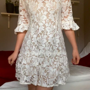 Vit spets studentklänning volang  - Jätte fin klänning från mango, jag lämnade den till skräddaren för att sy in den då jag tänkte ha den till studenten men har hittat en annan klänning, därför säljer jag nu denna. Pga att jag lämnat den till skräddaren finns vissa rosa märken eftersom hon ritat när hon sytt, men hon sa att det går bort i tvätten (jag har inte tvättat den), så det är inga problem. Den har en dragkedja på sidan. Storlek 36 men kan passa både större och mindre❤️  Skriv om ni har fler frågor!