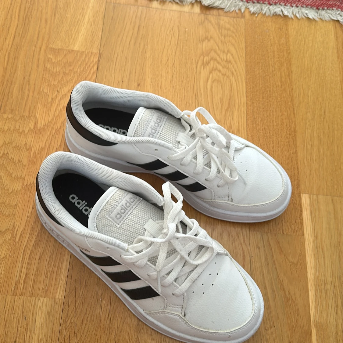 Vita och svarta sneakers från Adidas - 1