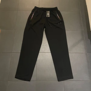 Under Aurmor träningsbyxor - Helt nya och endast prövade Under Aurmor träningsbyxor, perfekta till gymmet eller löpningen. Stl Large men passar mer M. Köpta för 900 kr, köpt för endast 399 kr. 