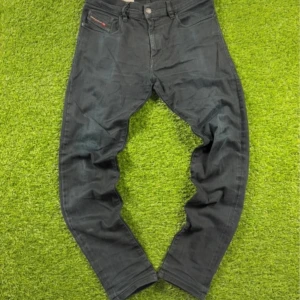 Diesel jeans - Ett par riktigt fräsha jeans från diesel 29/30 Slim stretch fit Väl använda men i bra skick Priset är ej hugget i sten