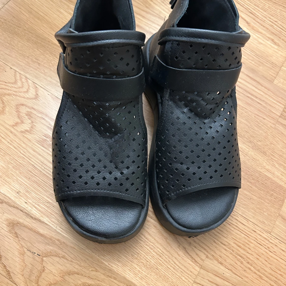 Svarta perforerade sandaler - 1