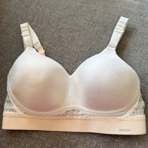 Triumph sport-BH i mycket bra skick - 🫧Hybrid lite non-wired padded sport-bh med mycket stöd 🫧Mycket bra skick. Tvättad. Ingenting att anmärka på. 🫧Väldigt bekväm. Vadderade kupor, utan byglar. 🫧Andningsaktiv. Justerbara axelband. 🫧Köpte för 699 kr. 🚭Djurfritt och rökfritt hem.