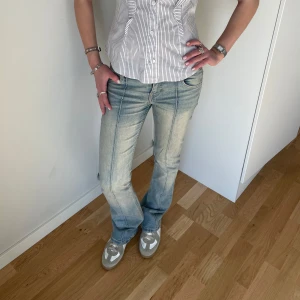 Ljusblå bootcut jeans - Snygga ljusblå bootcut jeans med en klassisk femficksdesign. Jeansen har en lätt tvättad look och har en lågmidja. Skriv vid frågor om mått mm🤍