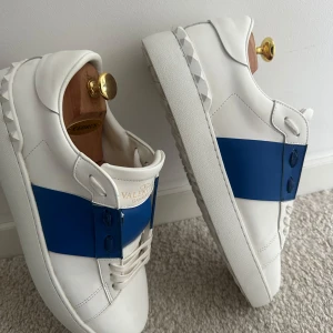 Valentino Garavani  - Snygga Valentino Garavani. Riktigt feta till sommaren. I princip helt nya har använt det fåtal gånger. Inga skador eller något bara sulan som ser lite använd ut. Skick:9,7/10. Storleken är 45 men passar 44. Bara att höra av er vid frågor eller funderingar. Tar också byten.