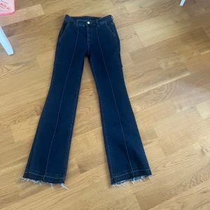 Mörkblå jeans - Snygga mörkblå bootcut jeans från Calzedonia!! Har sprätt upp de längst ner🩷