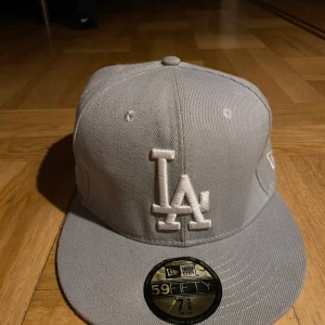Grå new era keps - Skit snygg keps perfekt till våren och sommaren! Original pris 500kr