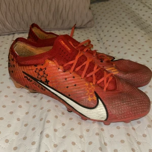 Mercurial elite - Snygga röda fotbollsskor från Nike med svart och vit detaljering. Cr7 modell(ovanlig) storlek 44