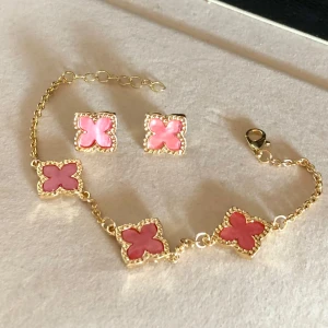 Rosa och guld smyckeset örhängen och armband  - Charmigt smyckeset med armband och örhängen i rosa och guld. Fyr Klöver blomma i stark rosa färg med guldfärgad kant. Nya och oanvända :) 