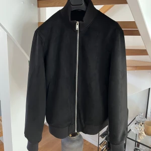 Svart höst/vår jacka från Zara - Snygg svart bomberjacka från Zara med dragkedja framtill. Jackan är i gott skick. Kontakta för mer info eller frågor!