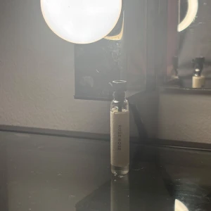 Rose Rose parfymprov - Ett litet parfymprov med doften Rose Rose. Flaskan är genomskinlig och smidig att ta med sig. Perfekt för att testa en ny doft eller ha med på resan.