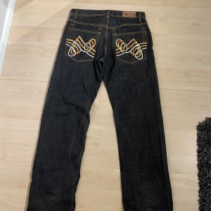 Jeans med print - riktigt feta jeans med print på baksidan. storlek 30/32. 
