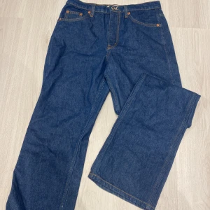 Blå jeans från Zara - Jättefina blåa jeans från zara sitter som ett smäck!! Det är bootcut jeans sitter väldigt tajt uppe men utsvängda där nere! 