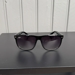 Rayban boyfriend  - Säljer dessa helt nya rayban boyfriends som är i färgen gradient gray, som är helt perfekt nu inför sommaren som inväntar.             🚨inget og följs med🚨skriv vid frågor och funderingar :)
