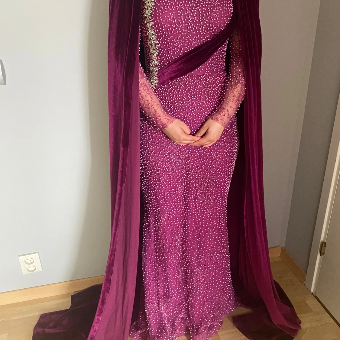 Vinröd glittrig långklänning - 1