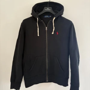 Ralph Lauren Fleece Hoodie - Säljer en svart hoodie från Ralph Lauren i storlek M. Den är i använt men bra skick.