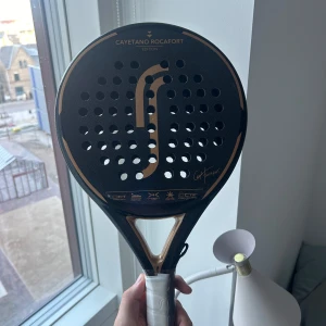 Padelracket Cayetano Rocafort Edition - Säljer ett oöppnat och oanvändt Cayetano Rockfort racket från RS. Nypris 2700kr. Dustbag medföljer.