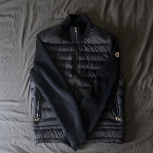 Moncler cardigan   - Säljer denna feta cardigan då den inte passar längre. Den är så gott som ny och är perfekt inför våren och sommaren priset är inte hugget i sten. Om du har några frågor är det bara att fråga på.  Samt kan skicka fler bilder om du vill. 