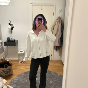 Vit kofta med dragkedja från Soaked in Luxury - Stickad kofta, vet ej storlek men passar S/M/L beroende på hur man vill ha den. Jag är vanligtsvis S/M