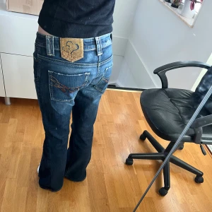 Vintage low rise jeans - Omsydda från skinny till bootcut. Midjemått:38cm Gren:18cm Innerbenslängd: 79cm