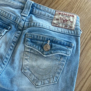 Ljusblå jeans från True Religion - Snygga ljusblå jeans från True Religion, Billie (mid rise straight). Klassisk femficksdesign. Mått, se bilder. 