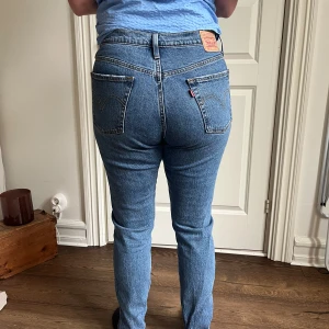 Blå Levis 501 jeans - Säljer ett par klassiska blå Levis 501 jeans. De är högmidjade med en normal passform och har den ikoniska Levis-lappen bak. Strl 30x30. Använda ett fåtal gånger 