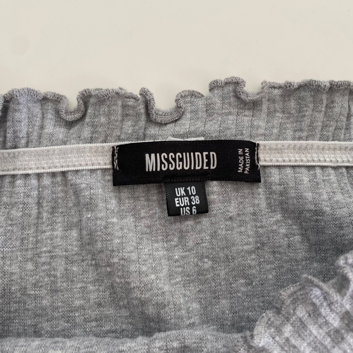 Grå ribbad offshoulder bodysuit från Missguided - 1