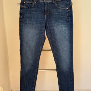 Nya, oanvända, push up jeggings från H&M! - Nya, oanvända, push ip jeggings från H&M i storlek 29/28 med prislappen kvar. Jeggingsen har en snygg mörkblå färg.