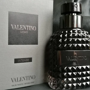 Valentino-Doft - Säljer en lyxig Valentino-doft med eleganta och långvariga noter.  Oanvänd och Förpackning tillkommer med. Denna doft passar perfekt för dig som har känsla för klass och kvalitet.☺️  Skicka ett pm vid intresse.  Priset kan diskuteras vid snabb affär ✅ Finnd i Växjö 📍