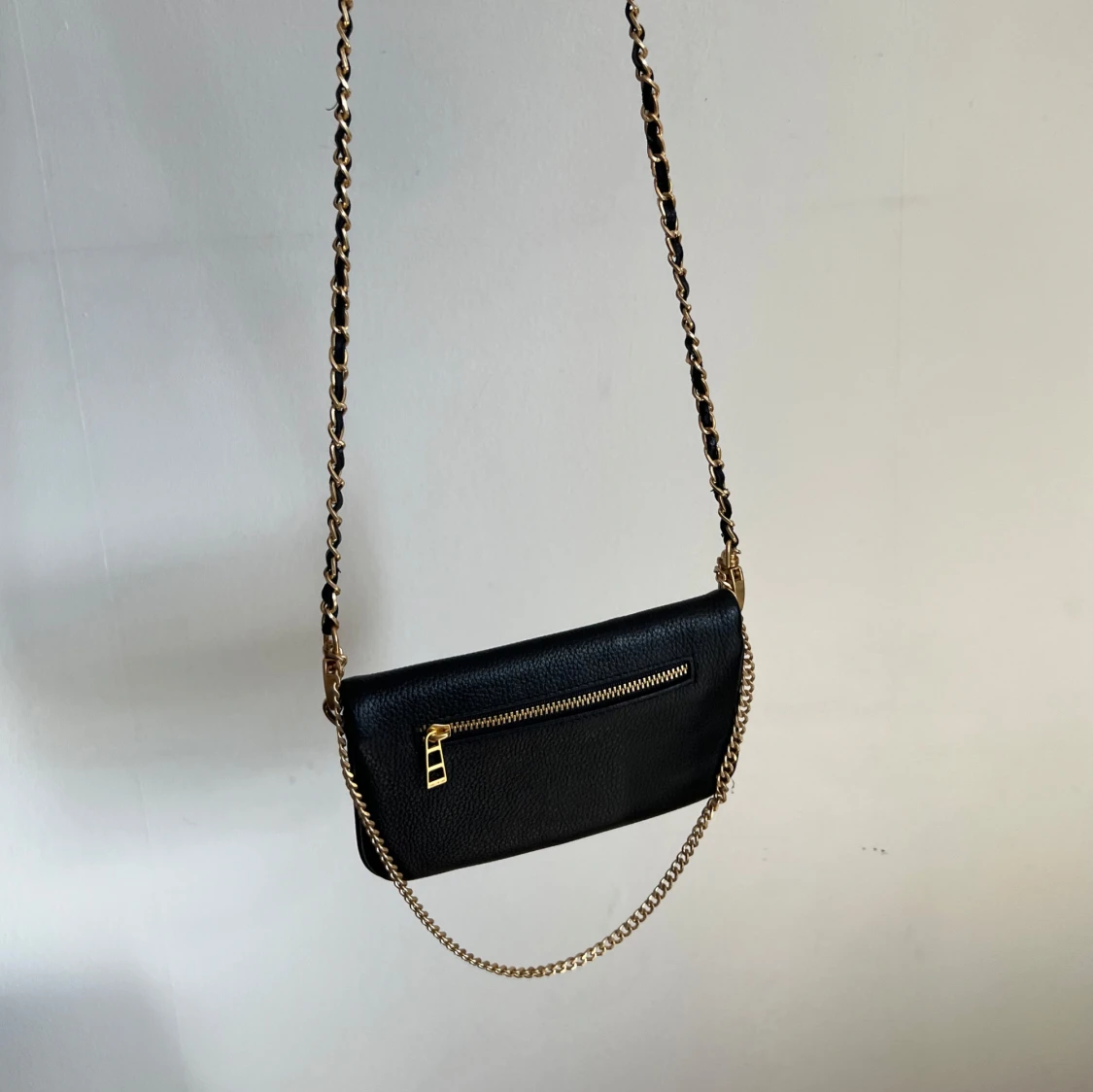 Svart zadig voltaire väska med gulddetaljer  - 2