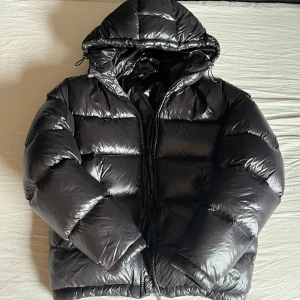 Zara pufferjacket  - En svart dunjacka från Zara, i mycket bra skick, använd ett fåtal gånger. Storlek S. Justerbar huva och midja. Enda defekten är lappen inuti jackan som syns på bilden. Skriv privat om du har frågor!