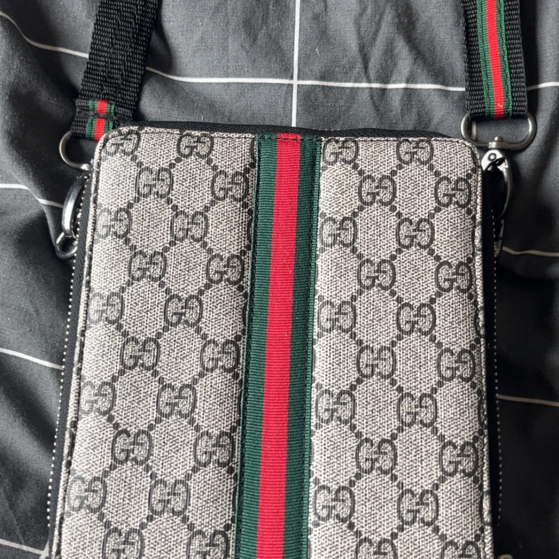 Axelväskor med monogrammönster - 1