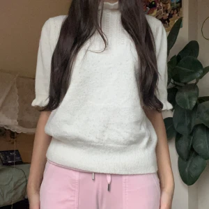 Vit tröja från Holly & Whyte - Säljer en stilren vit tröja från Holly & Whyte. Tröjan är tillverkad av återvunnen polyesterblandning och har en normal passform med ribbade muddar. Har den perfekta stockholmsstils-viben 🌝