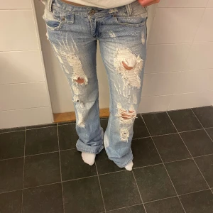Håliga jeans  - Sjukt snygga håliga jeans. Midjemåttet tvärsöver är 38cm och inerbens längden är 86cm💕 otroligt snygga!