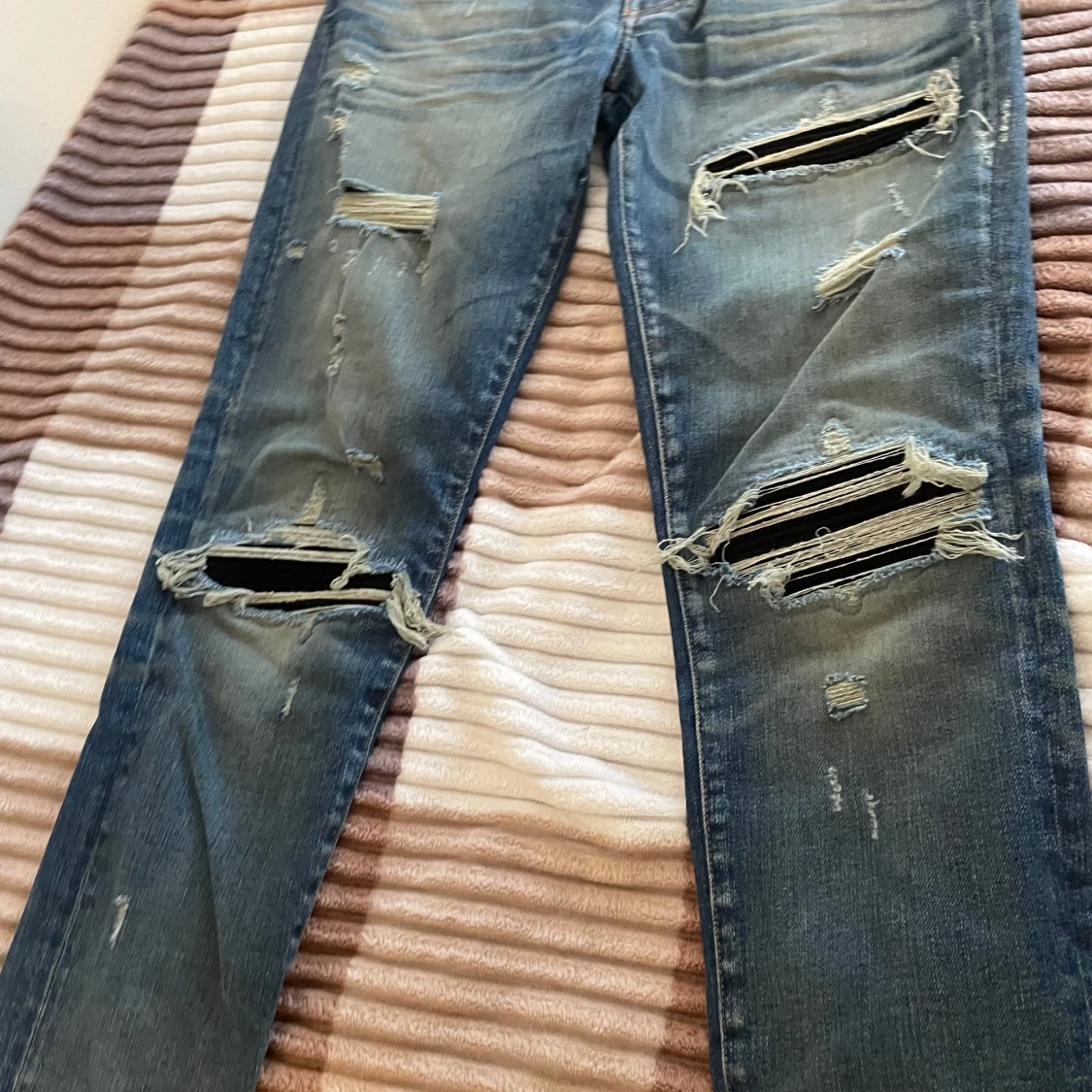 Blå jeans med slitningar från Amiri - 1
