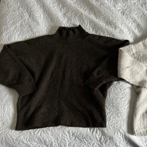 Stickad tröja - Mörkbrun stickad tröja