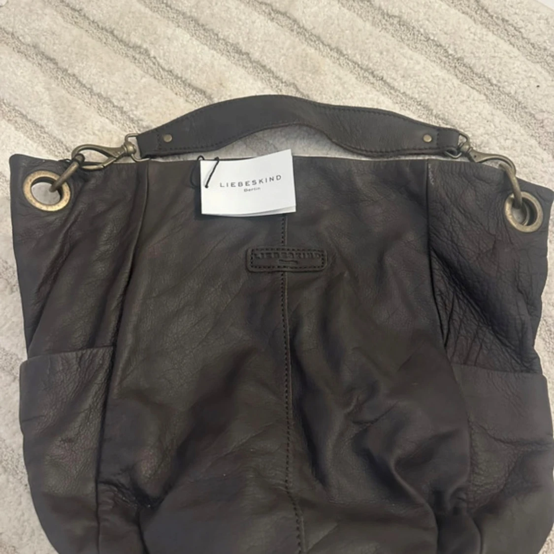 Mörkbrun axelväska från Liebeskind