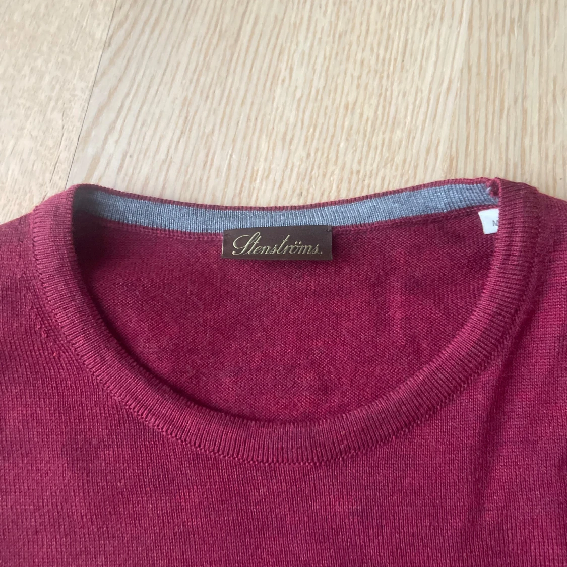 Vinröd tröja från Stenströms