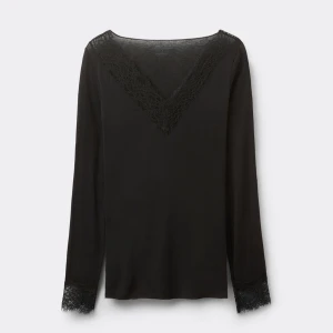 Svart långärmad tröja från Intimissimi - Elegant svart topp från Intimissimi med v-ringning och spetsdetaljer vid hals och ärmslut. Perfekt för en stilren look. Knappt använd där av priset, väldigt bra skick! Köpt för 500kr