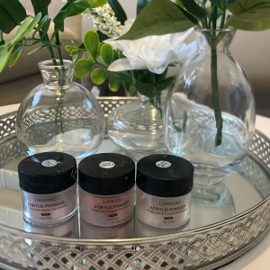 Acrylic Powder i 4 nyanser från Limegirl - Säljer fyra burkar med akrylpulver från Limegirl i nyanserna Classic Pink, Peach Pink och Nude Pink och ett vitt som är lite mindre. Perfekt för att skapa snygga naglar med en professionell finish. Varje burk har en praktisk skruvlock för enkel förvaring. Säljer alla för 20kr❤️pris kan diskuteras🥰
