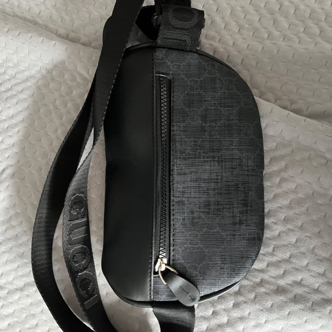 Svart axelväska med mönster - 1