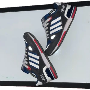 Adidas ZX 750 sneakers - (Pris kan diskuteras vid snabb affär) Snygga Adidas ZX 750 sneakers i grått med vita och blå ränder. Skorna har röda detaljer och en robust sula för extra komfort. Perfekta för en sportig look.
