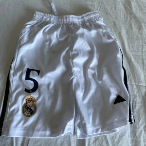 Vita real Madrid shorts  - Vita real Madrid shorts storlek 147-158. 