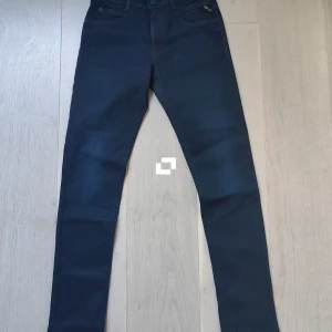 Mörkblå jeans från Replay - 158 cm - Snygga mörkblå jeans från Replay Hyperflex med en slim passform. De har en klassisk femficksdesign och en knappgylf. Perfekta för en stilren look.