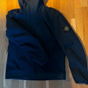 Stone Island Soft Shell Jacket - Mörkblå Soft Shell jacka, funkar året runt men kan bli lite kyligt under kalla vinterdagar. Den är använd men har mycket kvar att ge. Storlek M kan eventuellt passa S också. Dm för fler bilder. Kvitto finns