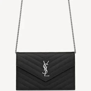 Svart kuvertväska från YSL - Elegant svart kuvertväska från YSL med en stilren design. Väskan har en kedja som axelrem och ett framträdande YSL-emblem i silver på framsidan. Den quiltade ytan ger en lyxig känsla.