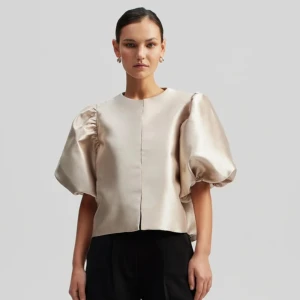 Guldig blus med puffärmar - Guldig blus från Gina tricot i färgen på första bilden men modellen på andra bilden🩷 använd en gång