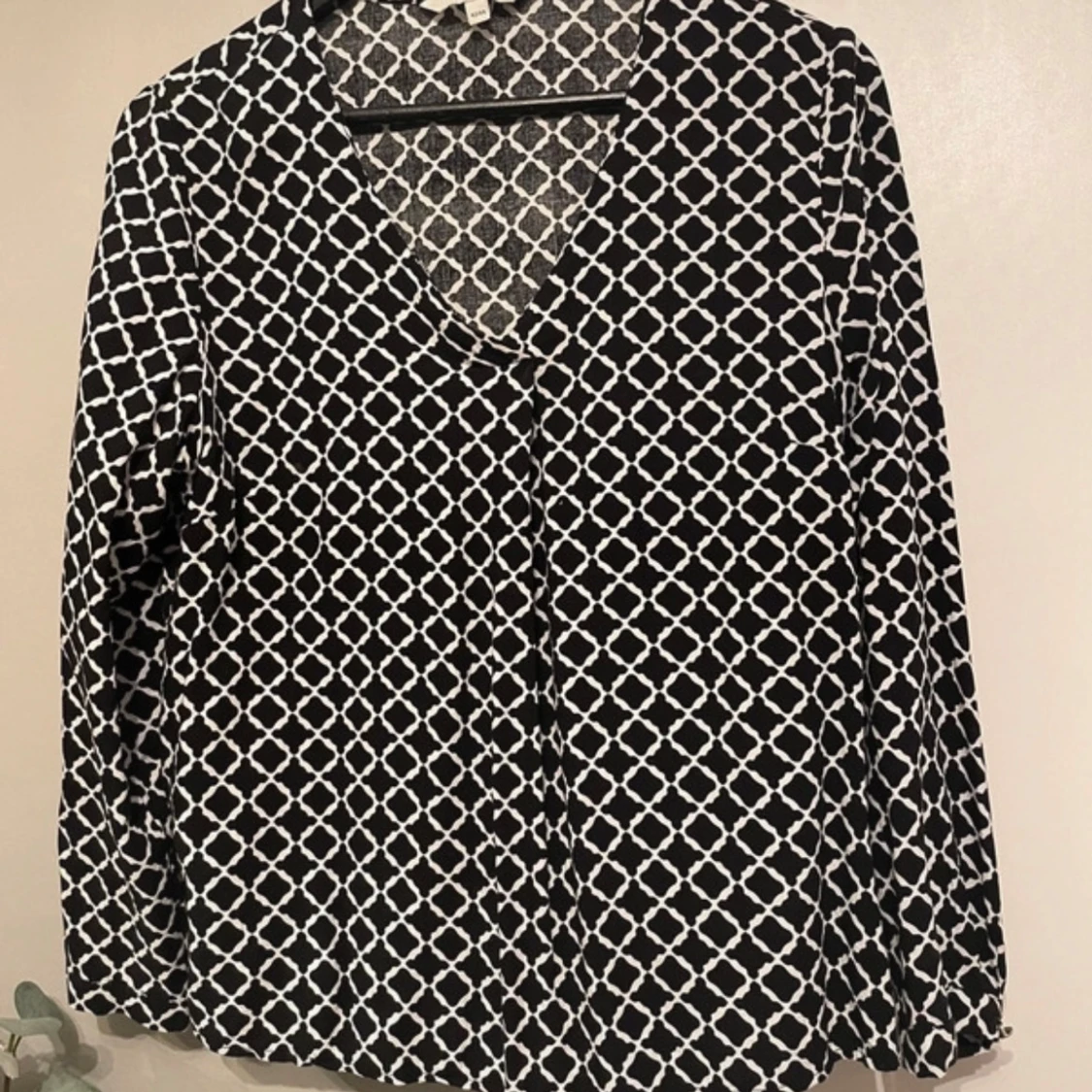 Svartvit mönstrad blus - 4