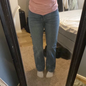 Blå jeans från Denim Rebel - Säljer ett par klassiska blå jeans från Denim Rebel. De har en rak passform och är perfekta för en avslappnad stil. Jeansen har fem fickor och en knappgylf. Perfekta för vardagsbruk!